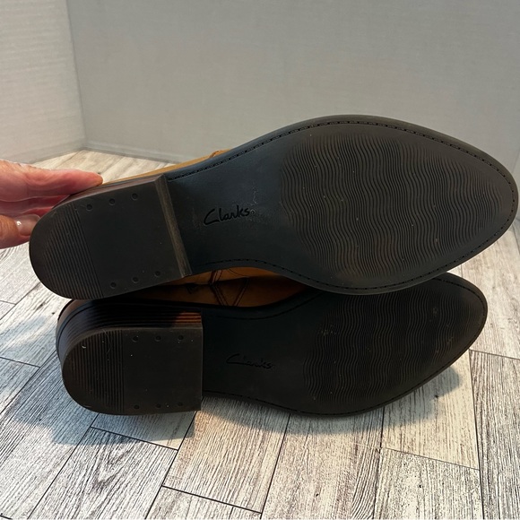 Clarks Addiy Cora tan Brown nubuck ankle Boots Distressed  strap buckle 8.5M Zip - Picture 8 of 13